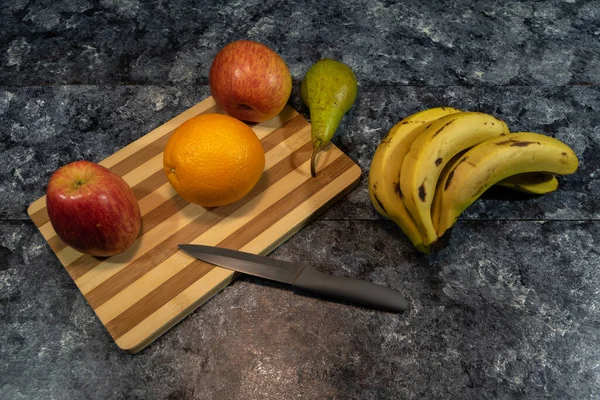 Lezzetli meyve elması, portakal armudu ve muz manzarası