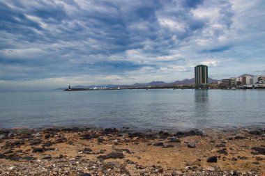 Lanzarote İspanya adasında Arrecife şehrini yıkayan denizin güzel manzarası.