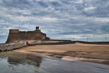 İspanya 'nın Lanzarote adasındaki Arrecife şehrinin merkezinde Castillo de San Gabriel' in yanındaki sahilin yakın görüntüsü..