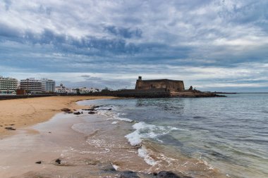 Arrecife, Ada de Lanzarot 'un merkezindeki San Gabriel Kalesi yakınlarındaki plajın güzel görüntüsü. İspanya.