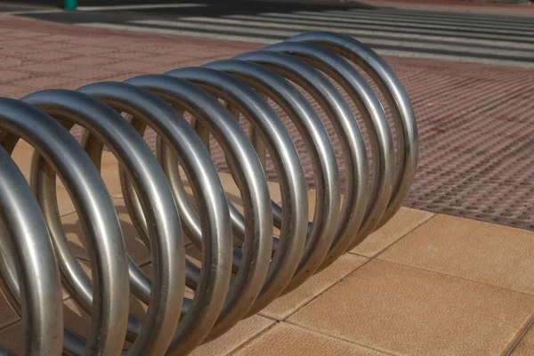 Bisikletin Lanzarote, İspanya sokaklarına park edişi görüntüsü.