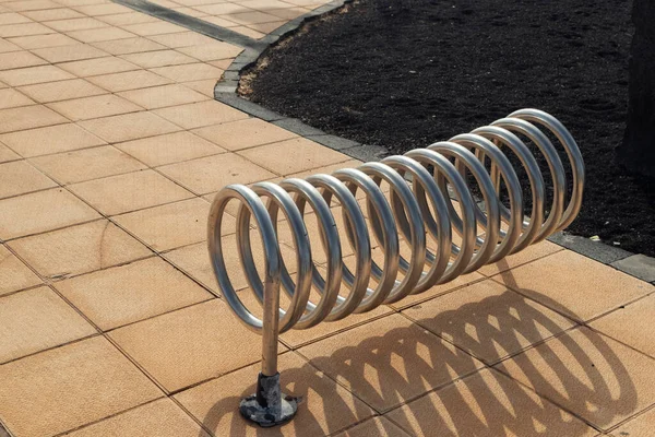 Bisikletin Lanzarote, İspanya sokaklarına park edişi görüntüsü.