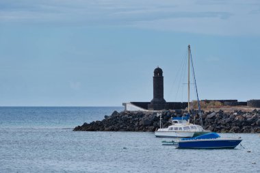 Arrecife, Lanzarote, İspanya, 24 Mayıs 2019: Arrecife botlarının kıyılarının fotoğrafı, Kanarya Adaları, İspanya 'daki Lanzarote adasındaki deniz feneri