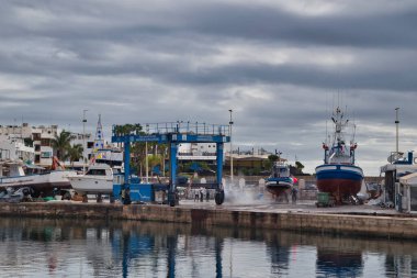 Lanzarote, İspanya, 24 Kasım 2021: İspanya 'nın Kanarya Adaları' ndaki Puerto del Carmen adasında tekne onarımı ve temizliği