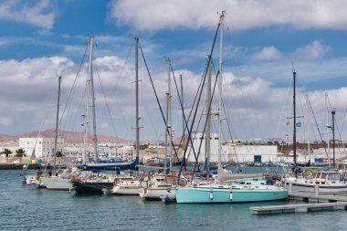 Lanzarote, İspanya, 28 Aralık 2020: İspanya 'nın Kanarya Adaları, Lanzarote adasındaki Arrecife limanındaki tekne görüntüleri