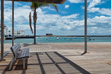 Lanzarote, İspanya-30 Eylül 2020: İspanya 'nın Kanarya Adaları' ndaki Arrecife şehrindeki gezinti güvertesinin resmi