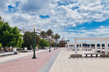 Arrecife, Lanzarote, İspanya, 18 Ocak 2020: İspanya 'nın Kanarya Adaları, Lanzarote adasındaki tutuklu kasabasının ortasına park et.
