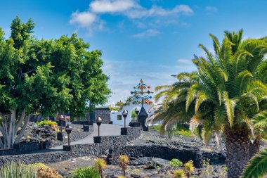 Lanzarote, İspanya-31 Ocak 2019: İspanya 'nın Kanarya Adaları Cesar Manrique vakfının dış bahçelerinin manzarası