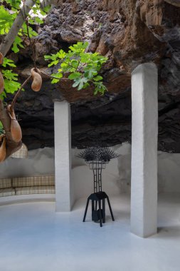 Lanzarote, İspanya - 31 Ocak 2019 İspanya 'nın Kanarya Adaları' ndaki Cesar Manrique Vakfı 'nda volkanik taşlara oyulmuş güzel salonların manzarası