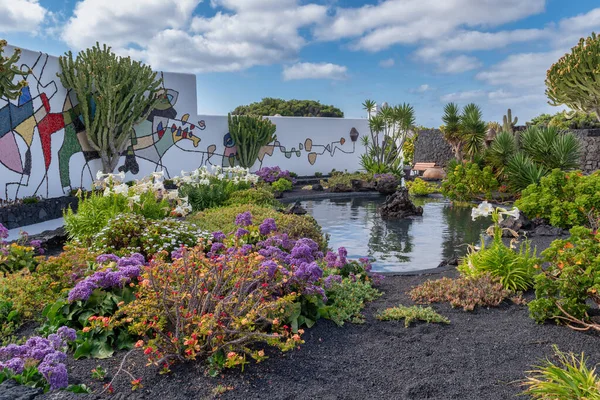 Lanzarote, İspanya-31 Ocak 2019: İspanya 'nın Kanarya Adaları Cesar Manrique vakfının dış bahçelerinin manzarası