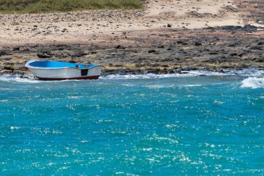 İspanya 'nın Kanarya Adaları' ndaki Lanzarote adasının kıyısında bir tekne.