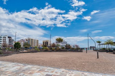 Lanzarote, İspanya-22 Ocak 2020: İspanya 'nın Lanzarote adasındaki Arrecife şehir merkezindeki açık hava parkı