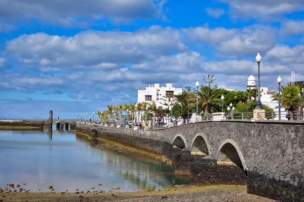 Lanzarote, İspanya-22 Ocak 2020: İspanya 'nın Kanarya Adaları, Lanzarote adasındaki Arrecife şehrindeki resim köprüsü, deniz