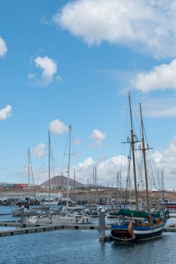 Lanzarote / İspanya - 13 Ekim 2019: İspanya 'nın Kanarya Adaları, Lanzarote adasındaki Arrecife marinasındaki tekne görüntüleri