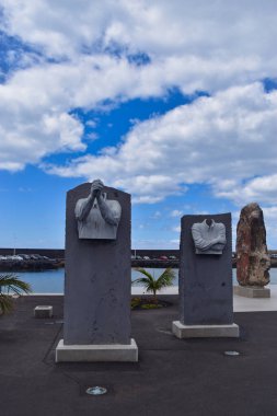 Lanzarote / İspanya - 13 Ekim 2019: İspanya 'nın Kanarya Adaları, Lanzarote adasındaki Arrecife marinasındaki heykellerin resmi