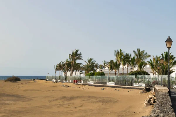 İspanya 'nın Lanzarote adasındaki Puerto del Carmen sahili ve gezinti alanı