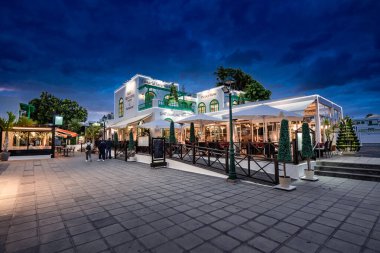 Lanzarote, İspanya; 14 Ocak 2021: İspanya 'nın Lanzarote adasındaki Costa Teguise restoranının manzarası