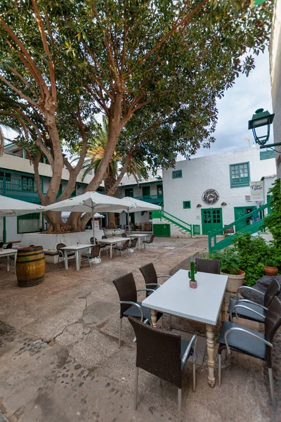 Lanzarote, İspanya; 14 Ocak 2021: İspanya 'nın Lanzarote adasındaki Costa Teguise restoranının manzarası