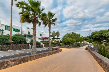 İspanya 'nın Kanarya Adaları' ndaki Lanzarote Adası 'ndaki Costa Teguise' deki yaya yürüyüşünün fotoğrafı.