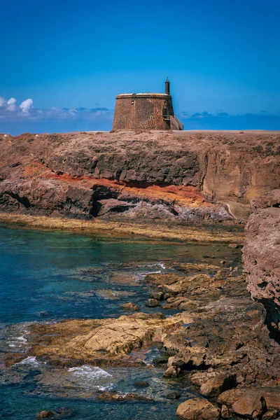İspanya 'nın Kanarya Adaları' ndaki Lanzarote adasının kıyısındaki küçük şatonun fotoğrafçılığı