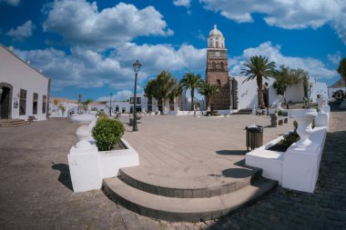 Teguise, Lanzarote, İspanya - 20 Ocak 2020. Teguise şehrinin antik mimarisi. İspanya 'nın Guadalupe Kilisesi.
