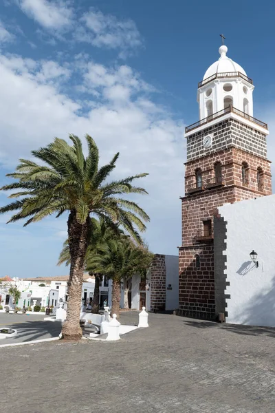Teguise, Lanzarote, İspanya - 20 Ocak 2020: Güneşli bir günde Teguise, Lanzarote 'deki kilise kulesi
