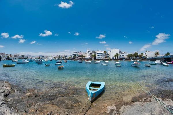 Lanzarote, İspanya; 10 Ocak 2020: Arrecife şehrinin merkezindeki charco de San Gines 'in güzel bir görüntüsü. İspanya