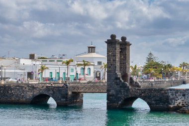 Lanzarote, İspanya, 3 Şubat 2020: Baloların köprü manzarası İspanya 'nın Lanzarote adasındaki Arrecife şehri