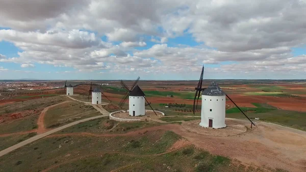 İspanya 'nın tipik beyaz değirmenlerinin manzarası. Toledo.