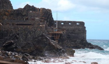 İspanya 'nın La Gomera adasının kayalık sahillerindeki ender yapı manzarası