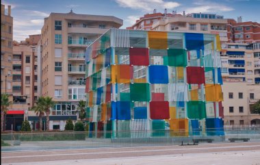 MALAGA, İspanya - 16 Mar 2019 Pompidou Merkezi. Yeni Malaga Açılır-Açılır Müzesi büyük cam küpün içinde yer alıyor.