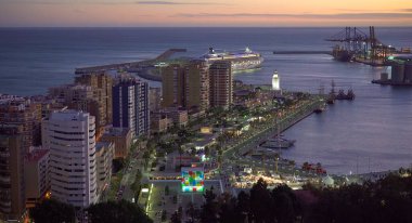 Malaga şehrinin gözlemlendiği güzel bir fotoğraf. İspanya