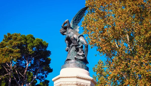西班牙马德里退休公园的落日雕像的美丽图像 — 图库照片