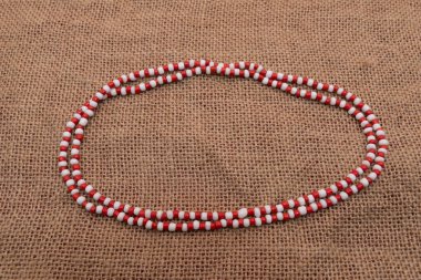 Yoruba 'daki orisha Shango' nun temsili kolyesinin fotoğrafı.