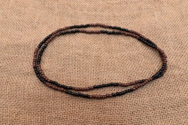 Yoruba 'daki orisha Shango' nun temsili kolyesinin fotoğrafı.