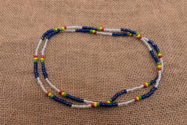 Yoruba dinindeki Orisha Olokun 'un temsili kolyesinin fotoğrafı.