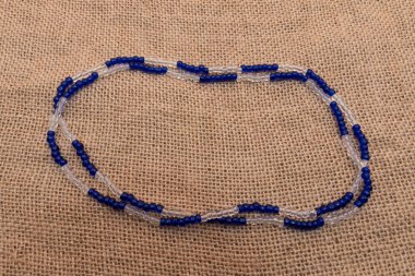 Yoruba dininden Yemaya Orisha 'nın temsili kolyesinin fotoğrafı.