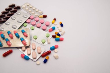 Beyaz arkaplanda çeşitli ilaçların orijinal fotoğrafı