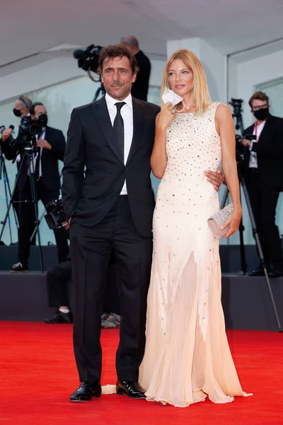 Adriano Giannini ve Gaia Trussardi, 2 Eylül 2020 'de Venedik Film Festivali' nin açılış törenine katıldılar..