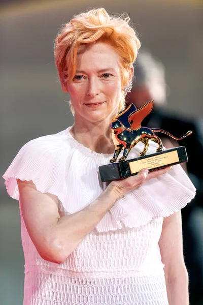 Venice Italien September Tilda Swinton Poserar Röda Mattan Med Golden — Stockfoto