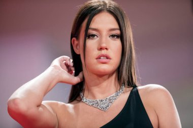 VENICE, İtalya - SEPTEMBER 05: Adele Exarchopoulos, İtalya 'nın Venedik kentinde düzenlenen 77. Venedik Film Festivali' nde düzenlenen Kineo Ödülünün galasına katıldı..