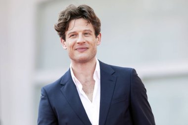 10 Eylül 2020 'de Venedik, İtalya' da düzenlenen 77. Venedik Film Festivali sırasında James Norton 