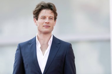 10 Eylül 2020 'de Venedik, İtalya' da düzenlenen 77. Venedik Film Festivali sırasında James Norton 