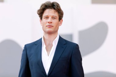 10 Eylül 2020 'de Venedik, İtalya' da düzenlenen 77. Venedik Film Festivali sırasında James Norton 