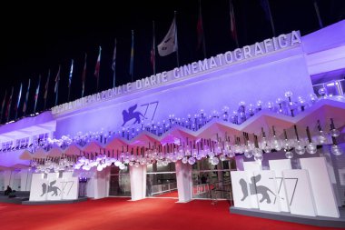 Venedik, İtalya - 11 Eylül 2020 'de Venedik, İtalya' da düzenlenen 77. Venedik Film Festivali sırasında Sinema Binası ve Sala Grande 'nin girişi.