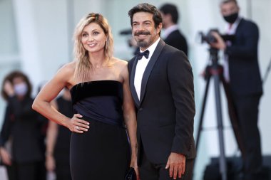 Anna Ferzetti ve Pierfrancesco Favino, 12 Eylül 2020 'de Venedik, İtalya' da düzenlenen 77. Venedik Film Festivali 'nin kapanış törenine katıldılar..
