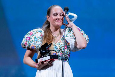 VENICE, İtalya - 12 Eylül 2020 'de Venedik Film Festivali' nin 77. kapanış töreninde geleceğin Aslanı Luigi De Laurentiis Venedik Ödülü 'ne poz verdi..