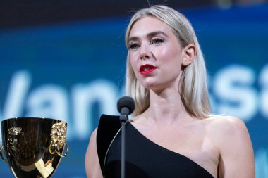 Vanessa Kirby, 12 Eylül 2020 'de Venedik, İtalya' da düzenlenen 77. Venedik Film Festivali 'nin kapanış töreninde En İyi Kadın Oyuncu dalında Coppa Volpi ile poz verdi..
