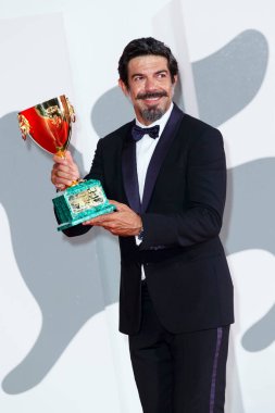 Pierfrancesco Favino, 12 Eylül 2020 tarihinde Venedik, İtalya 'da düzenlenen 77. Venedik Film Festivali' nin kapanış töreninde Coppa Volpi ile En İyi Erkek Oyuncu dalında poz verdi..