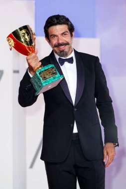 Pierfrancesco Favino, 12 Eylül 2020 tarihinde Venedik, İtalya 'da düzenlenen 77. Venedik Film Festivali' nin kapanış töreninde Coppa Volpi ile En İyi Erkek Oyuncu dalında poz verdi..